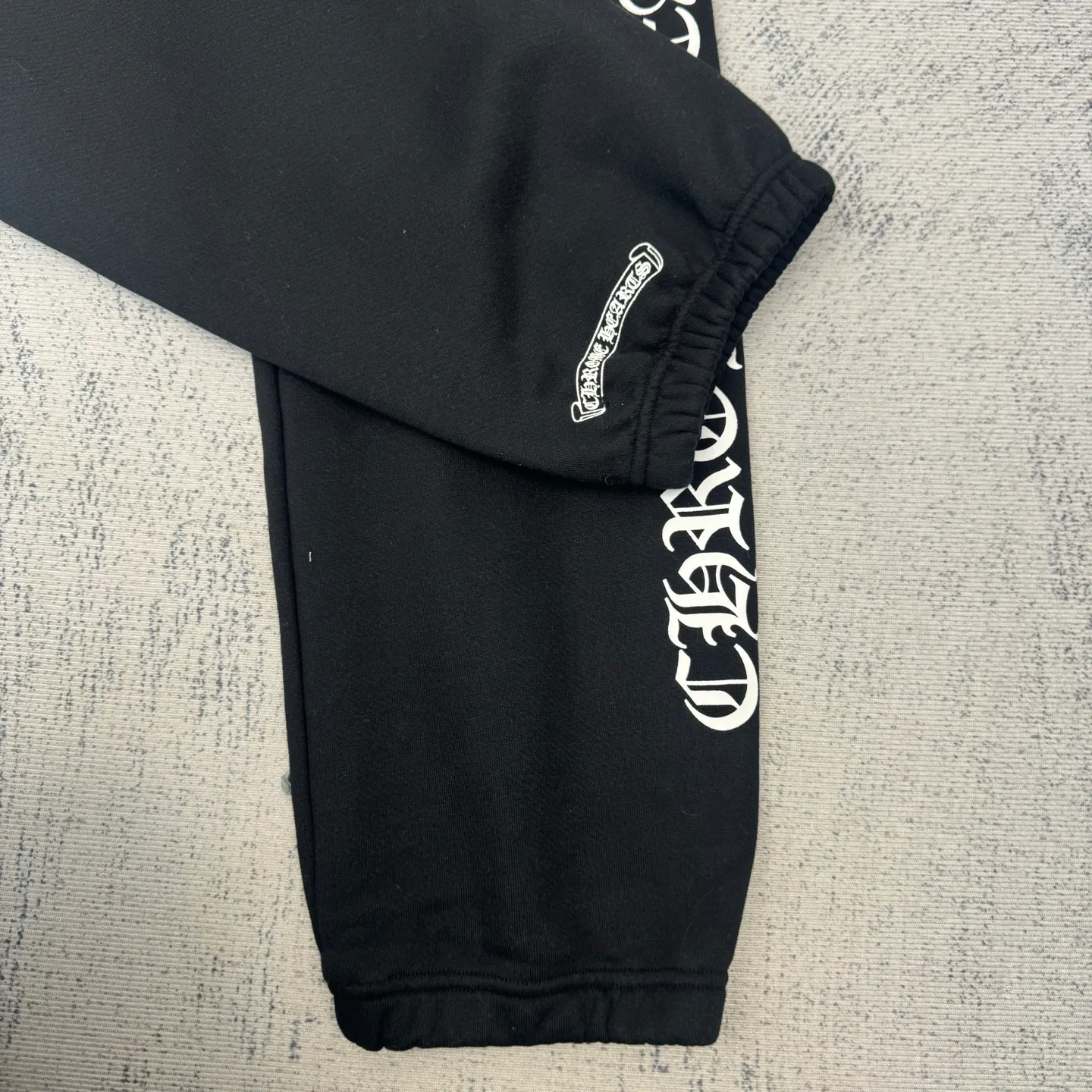 P366 Chrome Heart Ch Sanskrit black loose-fitting leggings sweatpants Size: S/M/L Made of high-weight plus velvet cotton fabric, which combines warmth and crisp texture. The version is the popular "wide at the top and narrow at the bottom" leggings silhouette. It is equipped with a drawstring waistband, double side pockets and back pockets. While maintaining the casual feel of the street, it highlights the tonality of luxury items through high-tech printing and fabric texture.
